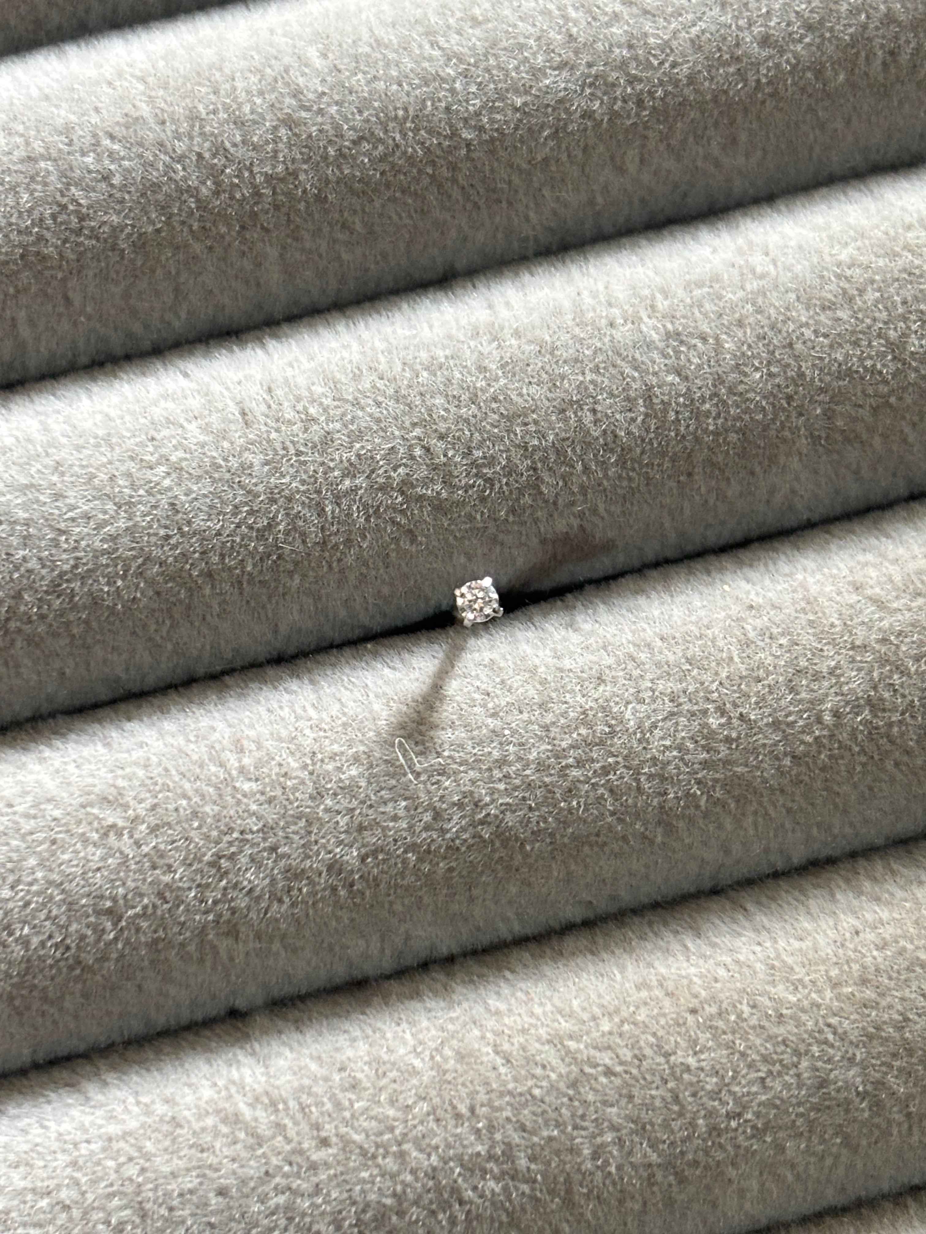 Minimal solitaire stud