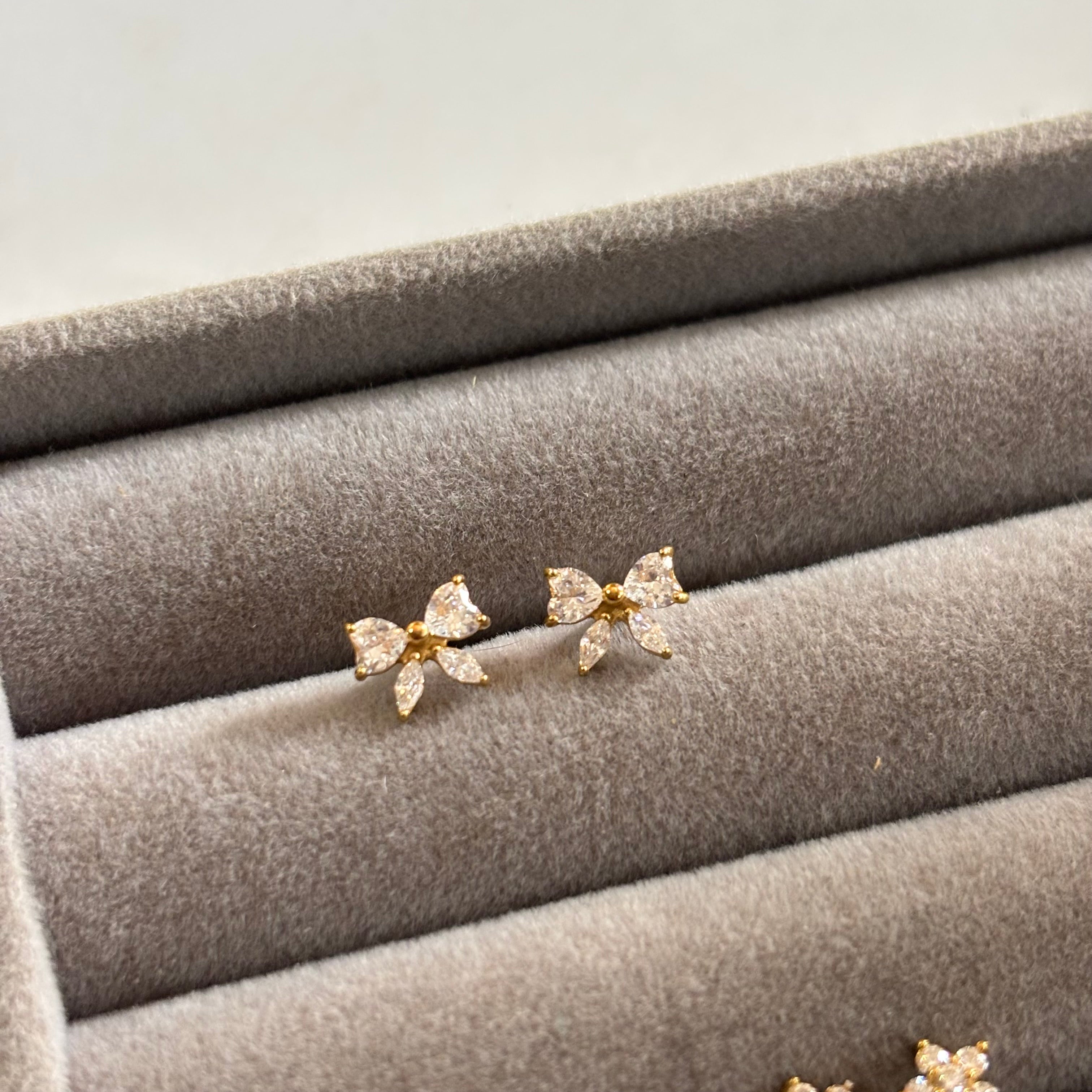 Tiny bow Piercing