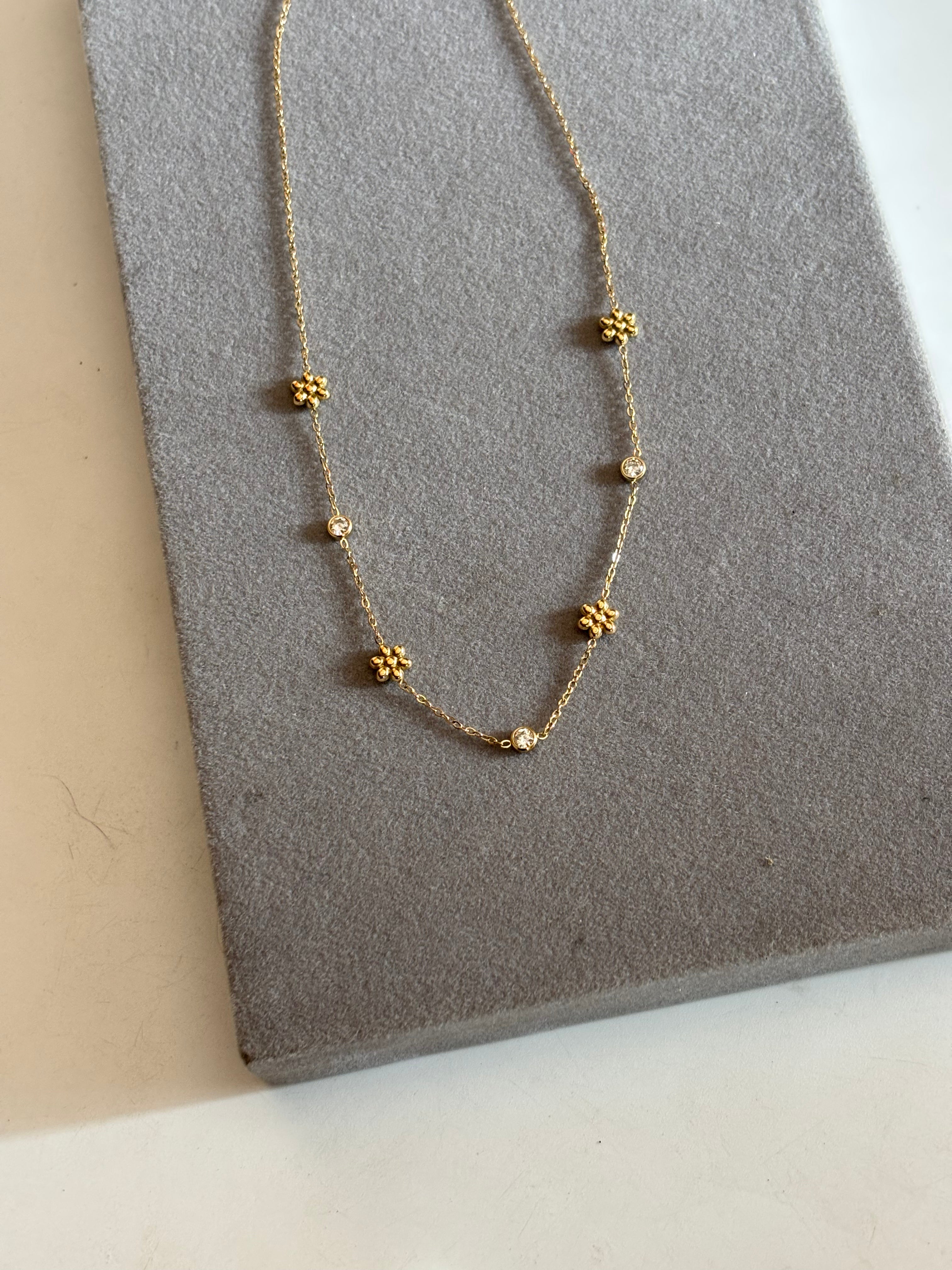 Minimal floral dotted necklace